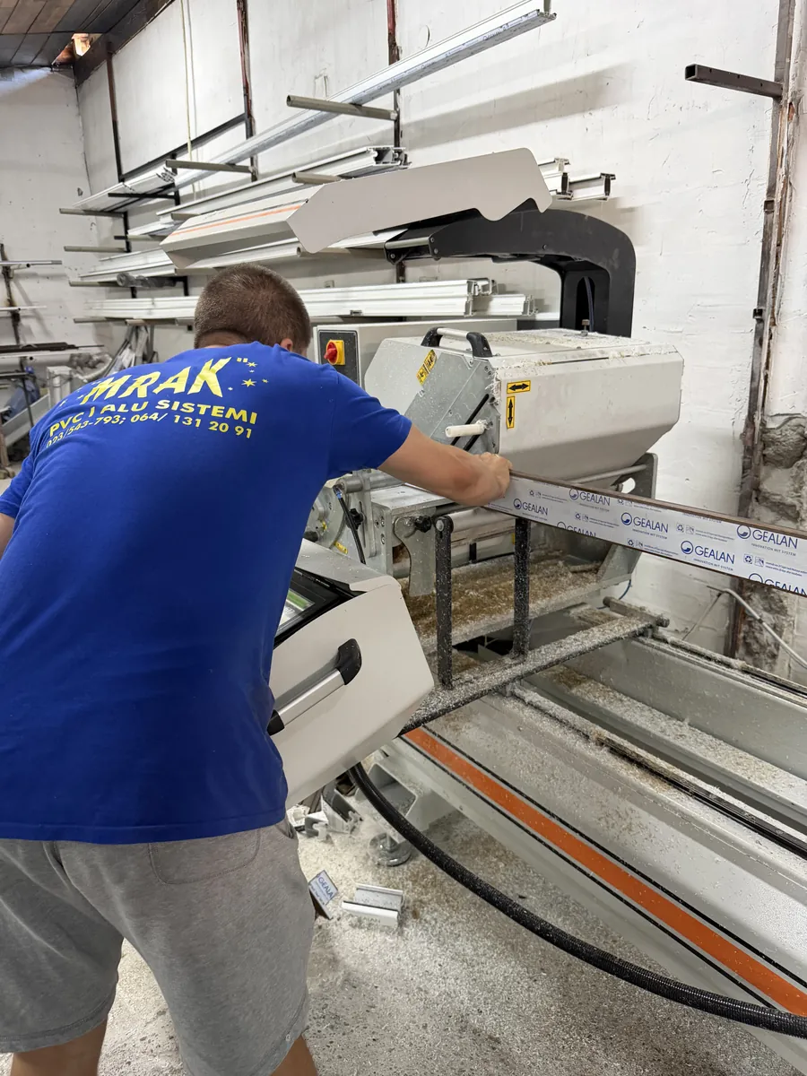 Radnik MRAK-a tokom izrade stolarije
