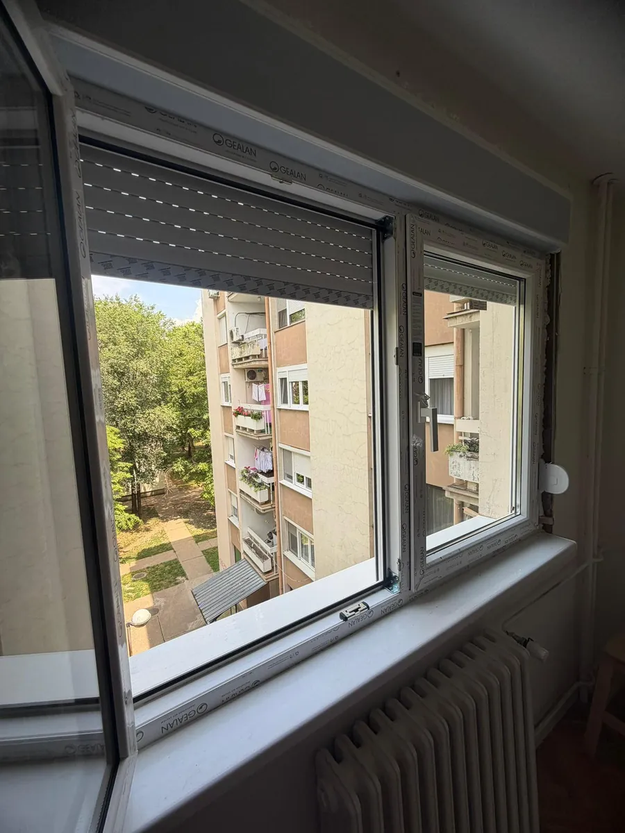 Antracit PVC prozor na modernom objektu