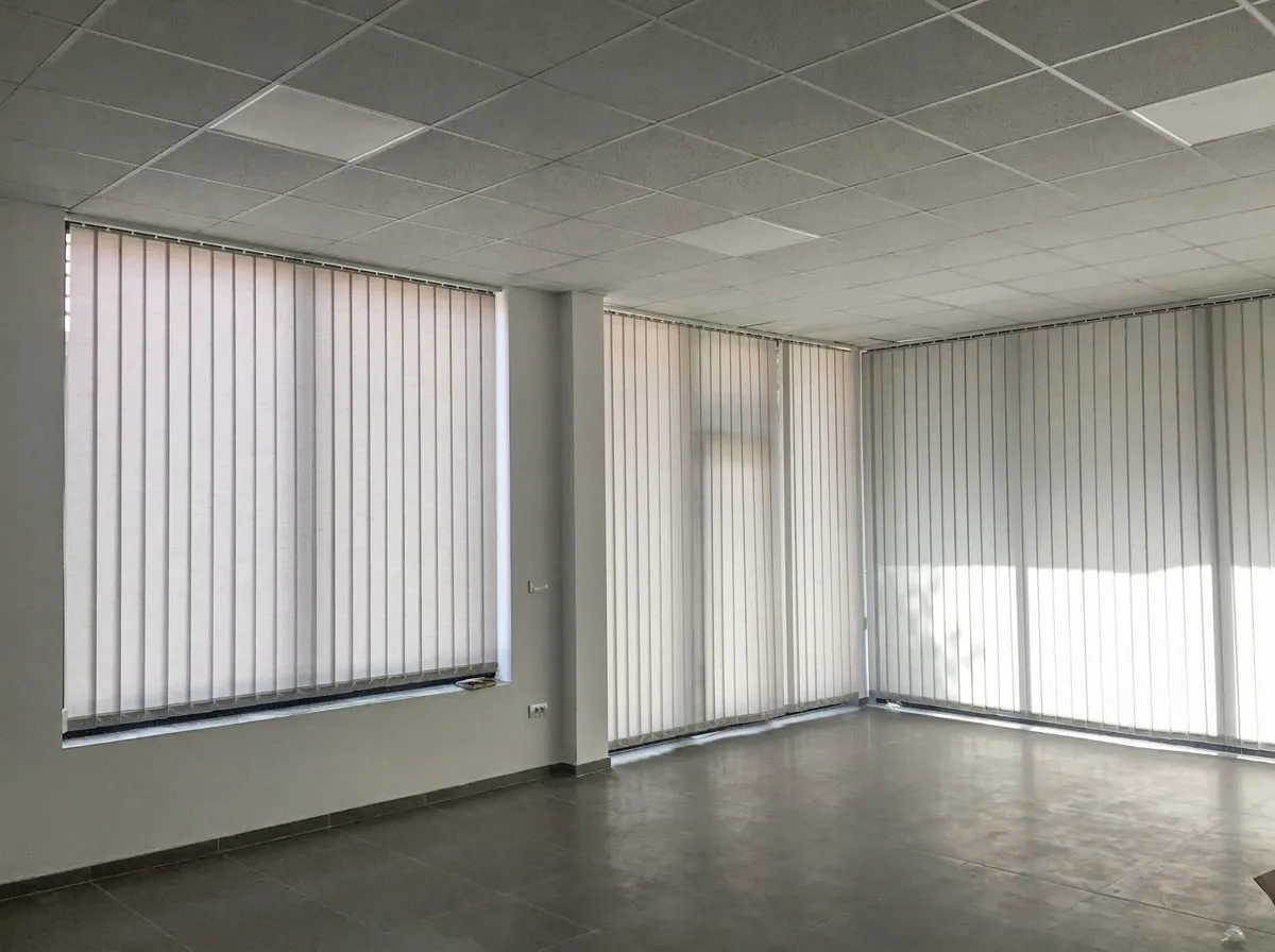 Platnena roletna (screen) na prozoru
